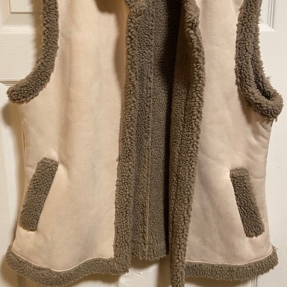 Akemi Vest - Picture 11 of 11